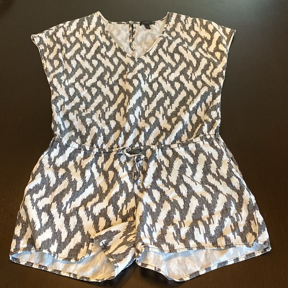 J.Crew Black and White Graphic Cap Sleeve Shorts Jumper. Size XS. With Pockets. - Picture 2 of 16